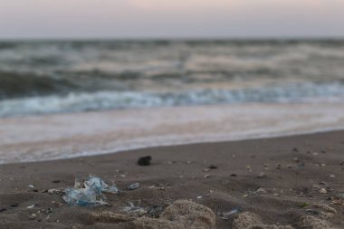 Deniz kıyısında plastik çöp