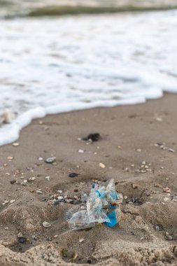 Deniz kıyısında plastik çöp