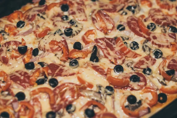 Deliziosa pizza con formaggio e olive. Foto in stile tonico. Pizza — Foto Stock