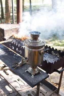 Doğada bir samovar ve ızgara et ile Barbekü