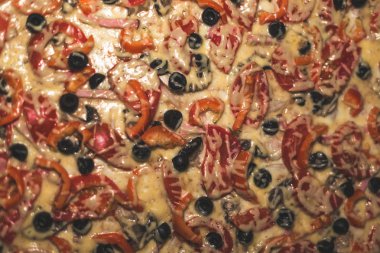 Peynir li ve zeytinli lezzetli pizza. Tonda stil fotoğraf. Pizza