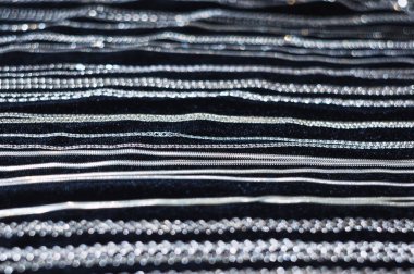 Siyah bir zemin üzerine gümüş zincirler