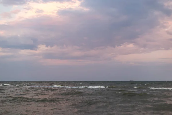 Krajobraz morski z falami na wodzie w pastelowych kolorach — Zdjęcie stockowe