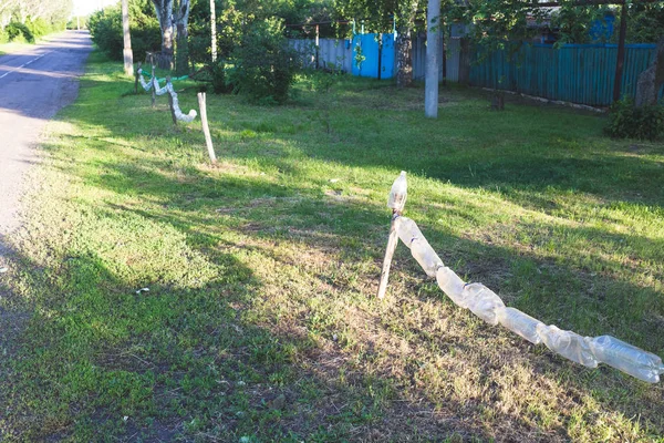 Hek gemaakt van oude plastic flessen — Stockfoto