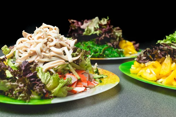 Zutaten Für Salat Auf Einem Grünen Teller Konzept Der Gesunden — Stockfoto