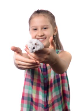 Beyaz arka planda beyaz hamsterlı tatlı küçük kız.