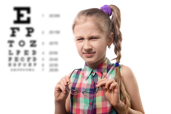 Niña Linda Gafas Posando Sobre Fondo Blanco Niño Con Mala — Foto de Stock