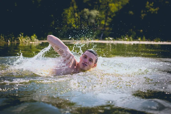 Jeune Homme Nageant Dans Rivière — Photo