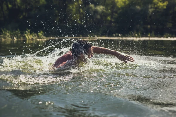 Jovem Nadando Rio — Fotografia de Stock