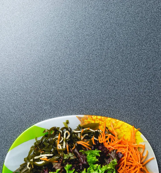 グリーンプレートにサラダを作るための成分 健康的な食事のコンセプト — ストック写真