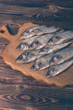 Ahşap arka planda kurutulmuş balık. Stüdyo fotoğrafı.