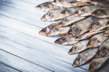 Beyaz ahşap arka planda kurumuş levrek. Stüdyo fotoğrafı.