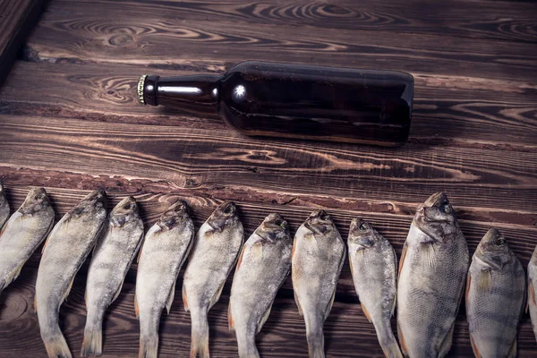 Bruine Fles Met Bier Gedroogde Vis Een Houten Tafel Studiofoto — Stockfoto