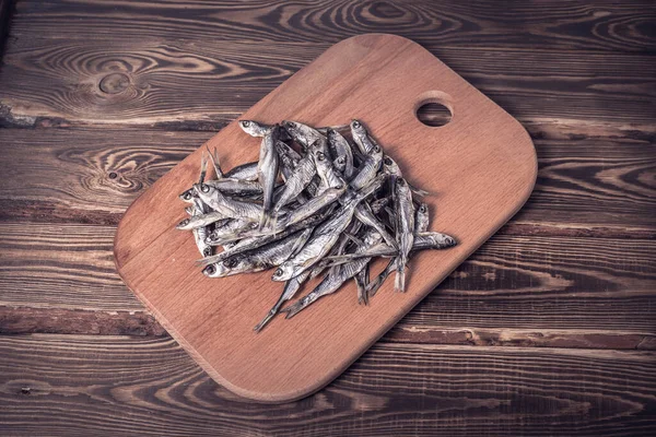 Ahşap arka planda kurutulmuş balık. Stüdyo fotoğrafı.