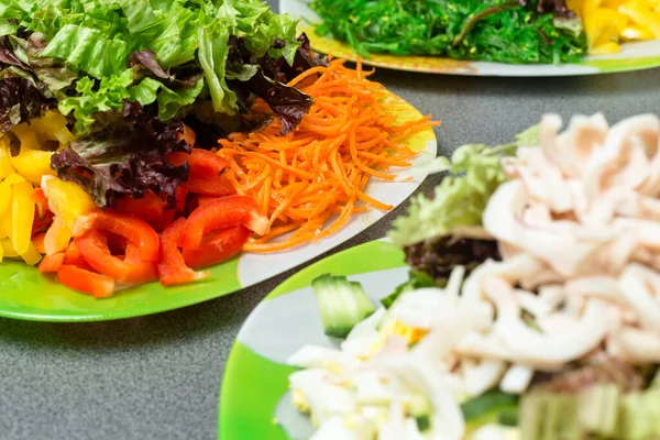 Yeşil tabakta salata yapmak için gerekli malzemeler. Sağlıklı yeme kavramı.