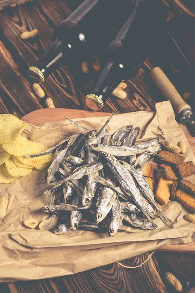 Bruine Glazen Flessen Bier Gedroogde Vis Met Chips Noten Crackers — Stockfoto