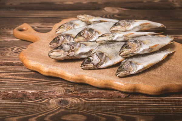 Ahşap arka planda kurutulmuş balık. Stüdyo fotoğrafı.