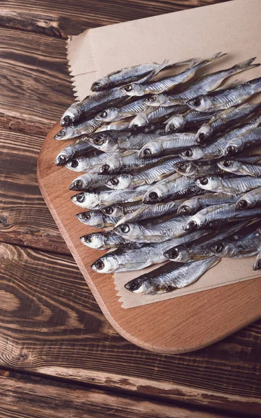 Ahşap arka planda kurutulmuş balık. Stüdyo fotoğrafı.