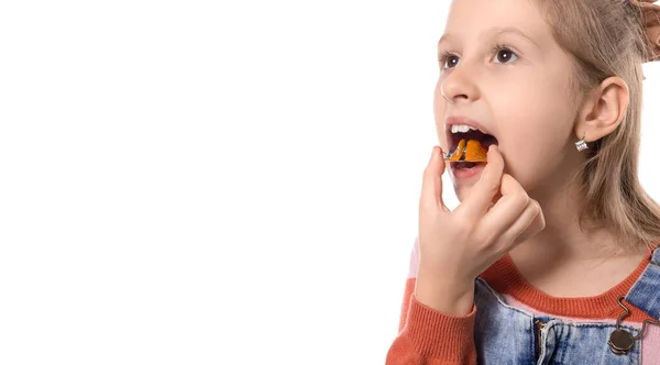 Portret Van Klein Meisje Met Orthodontie Apparaat Geïsoleerd Witte Achtergrond — Stockfoto