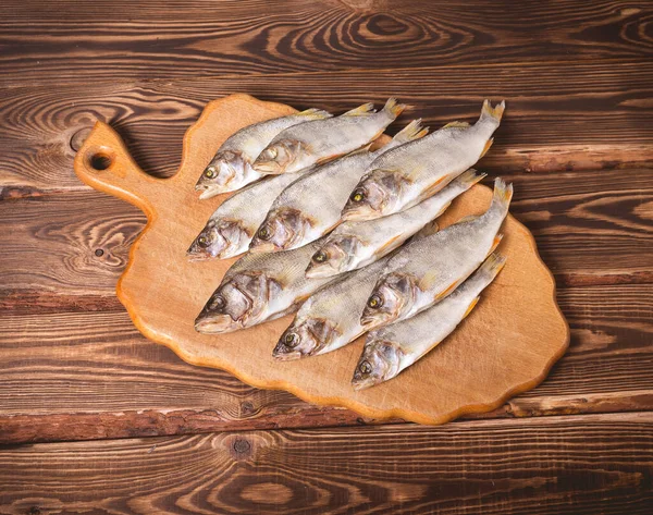 Ahşap arka planda kurutulmuş balık. Stüdyo fotoğrafı.