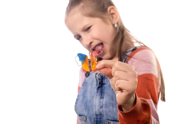 Ortodonti Aletli Küçük Bir Kızın Portresi Beyaz Arka Planda Izole — Stok fotoğraf