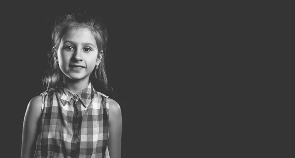 Nettes Kleines Mädchen Posiert Auf Schwarzem Hintergrund Foto Monochromen Stil — Stockfoto