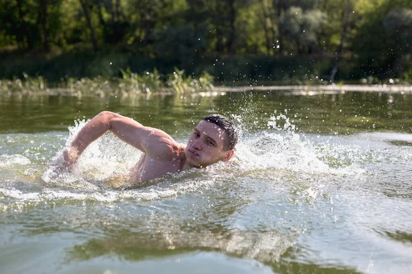 Νεαρός Που Κολυμπούσε Στο Ποτάμι — Φωτογραφία Αρχείου