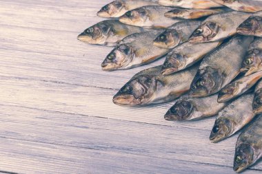 Beyaz ahşap arka planda kurumuş levrek. Stüdyo fotoğrafı.