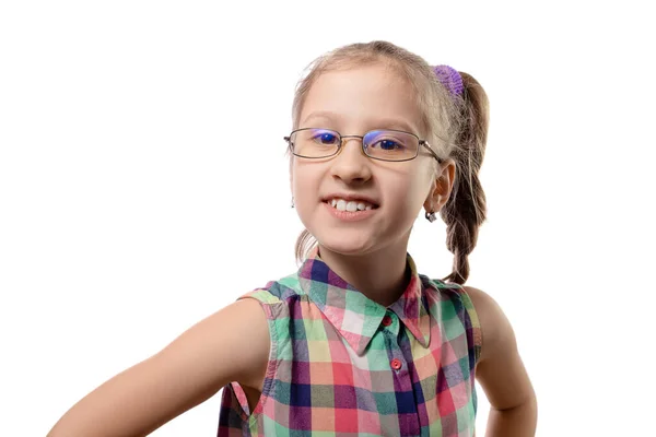 Pequena Menina Bonito Óculos Posando Fundo Branco Criança Com Visão — Fotografia de Stock