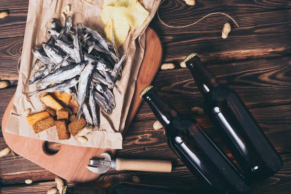 Bruine Glazen Flessen Bier Gedroogde Vis Met Chips Noten Crackers — Stockfoto