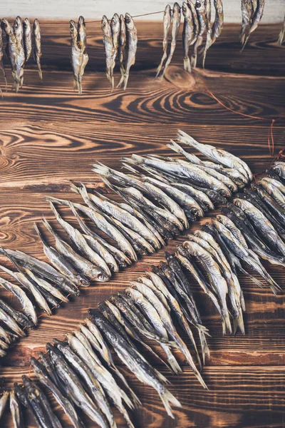 Small Dry Fish Rope Wooden Background Studio Photo — Stock Photo, Image