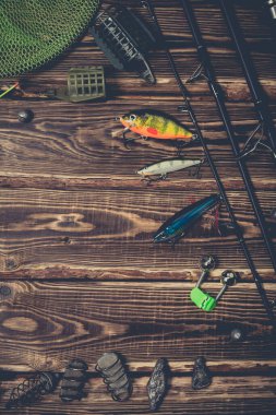 Ahşap bir arka planda balık avı. Vignetting ile Stüdyo fotoğrafı.