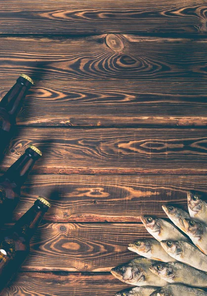 Bruine Flessen Met Bier Gedroogde Vis Een Houten Tafel Studiofoto — Stockfoto