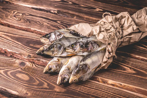 Prachtige Gedroogde Vis Een Papieren Zak Een Houten Tafel Studiofoto — Stockfoto