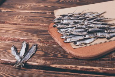 Ahşap arka planda kurutulmuş balık. Stüdyo fotoğrafı.