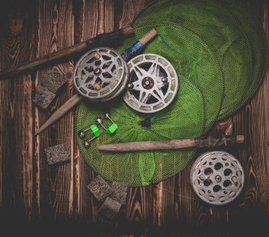 Ahşap bir arka planda eski nadide balık avlama makaraları. Bell, akvaryum ve makuha küpleri. Stüdyo fotoğrafı.