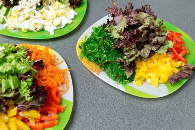 Yeşil tabakta salata yapmak için gerekli malzemeler. Sağlıklı yeme kavramı.