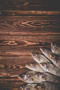 Tahta bir masada kurutulmuş balık. Stüdyo fotoğrafı.