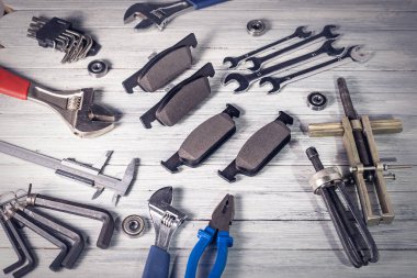 Beyaz ahşap arka planda yeni araba fren pedleri. Vignetting ile Stüdyo fotoğrafı.