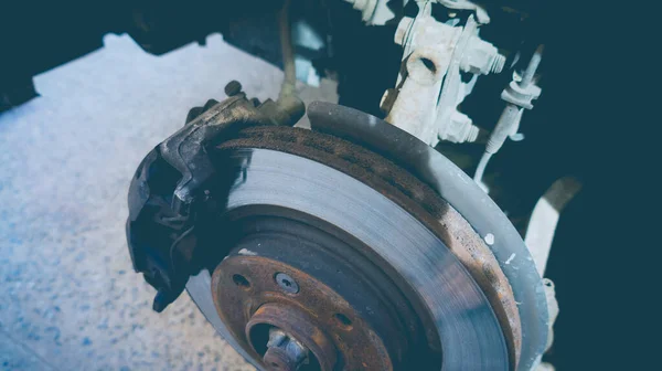 Bir Arabanın Eski Paslı Fren Diskinin Fotoğrafı Bir Arabanın Fren — Stok fotoğraf