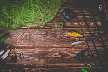 Ahşap bir arka planda balık avı. Vignetting ile Stüdyo fotoğrafı.