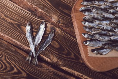 Ahşap arka planda kurutulmuş balık. Stüdyo fotoğrafı.