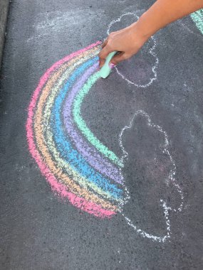 renkli el rainbow tebeşir sanat beton zemin üzerinde çekilmiş. Açık Hava aile etkinlikleri, çocuk kavramı öğrenme.
