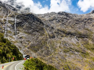 Fiordland bölge Yeni Zelanda Güney Adası uzun yol tünelde Homer tüneldir. Yeni Zelanda devlet karayolu 94 Milford ses Te Anau ve Queenstow birbirine bağlayan tünel üzerinden geçer