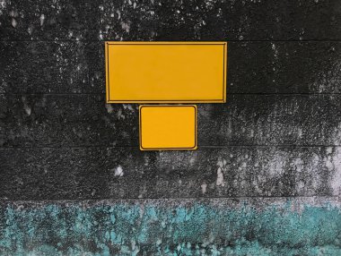 boş boş sarı Hakları Kurulu yosunlu yaşlı grunge kaba taş duvar