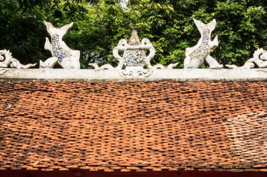 Hanoi, Vietnam - Ekim 21,2017: güzel görünüm çatı heykeller sanat, Tapınak, edebiyat (Van Mieu Vietnam dilinde), Hanoi Konfüçyüs Tapınağı olarak bilinen.