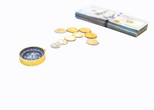 Złoty Kompas Prowadząc Monet Strzałka Kierunku Bogactwa Izolowana Białym Tle — Zdjęcie stockowe