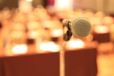 Konferans öncesinde Oda boş sandalyeler toplantı önünde mikrofon