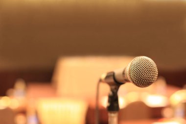 Konferans öncesinde Oda boş sandalyeler toplantı önünde mikrofon