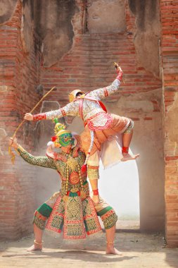 Ramakien veya Ramayana edebiyat karakter tabanlı giyinmiş hanuman (maymun Tanrı) mücadele Thotsakan (dev) Khon veya maske bir kültürel dans sanat performans olarak geleneksel Tay pandomim.